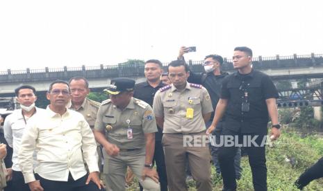 Penjabat (Pj) Gubernur DKI Jakarta Heru Budi Hartono meninjau lokasi normalisasi Kali Ciliwung di Kelurahan Rawajati, Pancoran, Jakarta Selatan pada Senin (8/5/2023). Heru Budi sebut normalisasi Ciliwung dilanjutkan minta warga urus surat tanah.