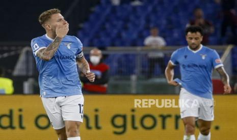 Pemain Lazio Ciro Immobile (kiri) merayakan setelah mencetak gol saat pertandingan sepak bola Serie A Italia antara Lazio dan Salernitana di stadion Olimpico di Roma, Italia, Senin (8/11) dini hari WIB. 