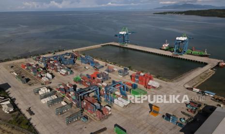 Foto udara aktivitas bongkar muat di dermaga peti kemas PT Pelabuhan Indonesia IV (Persero). Subholding dari PT Pelabuhan Indonesia (Persero) yakni PT Pelindo Jasa Maritim memastikan produktivitas layanan prima dan kecepatan pemindahan barang, baik dari sisi laut ke terminal maupun di dalam terminal secara tepat waktu. 