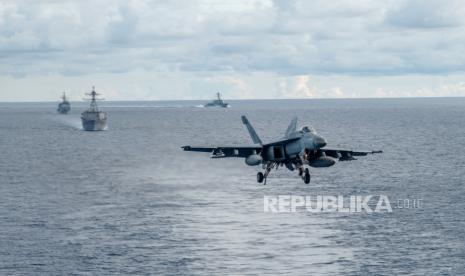  Sebuah Super F-A-18E Super Hornet, melekat pada Dambusters of Strike Fighter Squadron (VFA) 195, mendekati dek penerbangan kapal induk Angkatan Laut USS Ronald Reagan (CVN 76) selama latihan di Laut Cina Selatan, 06 Juli 2020.