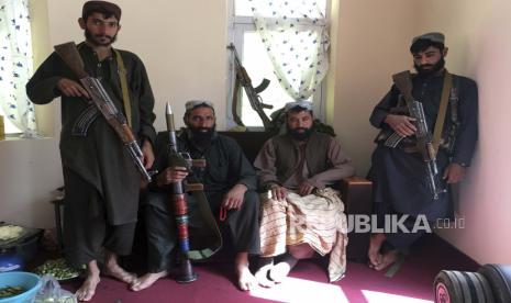 Tentara Taliban berpose untuk foto di provinsi Panjshir timur laut Afghanistan, Rabu, 8 September 2021.