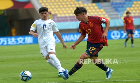 Gelandang Timnas U17 Uzbekistan, Karimov mencegat pergerakan penyerang Timnas U17 Spanyol Oscar Mesa pada pertandingan terakhir penyisihan Grup B Piala Dunia U17 2023 di Stadion Manahan, Surakarta, Jawa Tengah, Kamis (16/11/2023). Spanyol lolos ke babak 16 besar dengan juara grup dengan poin 7 usai bermain imbang dengan Uzbekistan 2-2. Sedangkan Uzbekistan memiliki harapan lolos melalui peringkat tiga terbaik.