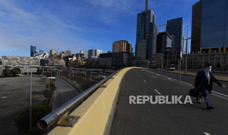 Seseorang yang memakai masker wajah terlihat di Melbourne, Australia, 25 Agustus 2020. Melbourne memperpanjang lockdown terkait Covid-19