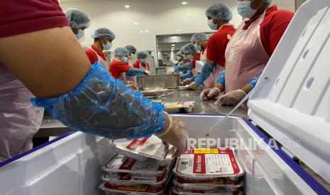 Aktivitas di dapur katering untuk melayani konsumsi jamaah Indonesia di Makkah, Rabu (22/5/2024). 