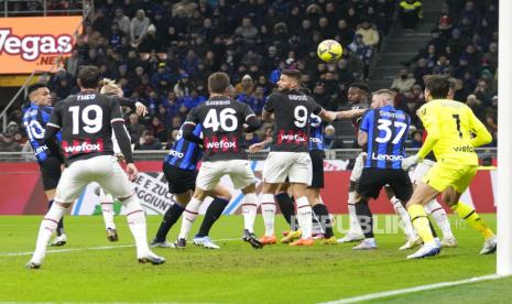 Pemain Inter Milan Lautaro Martinez (kiri) mencetak gol pembuka timnya pada pertandingan sepak bola Serie A antara Inter Milan dan AC Milan di Stadion San Siro, di Milan, Italia, Senin (6/2/2023) dini hari WIB.