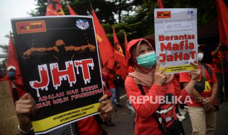 Sejumlah buruh berunjuk rasa di depan Kantor Kementrian Ketenagakerjaan, Jakarta, Rabu (23/02/2022). Dalam aksinya mereka menuntut Menteri Ketenagakerjaan segera mencabut permenaker No 2 Tahun 2022 Tentang Tata Cara dan Persyaratan Pembayaran Manfaat Jaminan Hari Tua (JHT) yang di nilai akan menambah penderitaan dan kesengsaraan kaum buruh. 