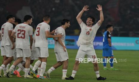 Pemain timnas Indonesia Thom Haye melakukan selebrasi seusai mencetak gol ke gawang Filipina pada pertandingan Kualifikasi Piala Dunia 2026 di Stadion Utama GBK, Jakarta, Selasa (11/6/2024). Indonesia sementara unggul 1-0.