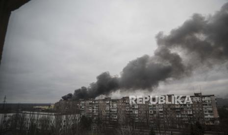 Asap mengepul setelah penembakan oleh pasukan Rusia di Mariupol, Ukraina, Jumat, 4 Maret 2022.