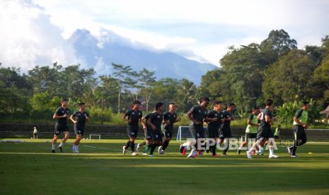 Para pemain PSS Sleman menjalani latihan jelang Liga 1 2023/2024 di Lapangan Pakembinangun, Sleman, Yogyakarta, Rabu (10/5/2023). 