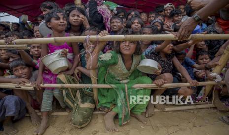 Pengungsi anak-anak Muslim Rohingya, yang menyeberang dari Myanmar ke Bangladesh, menunggu berdesak-desakan untuk menerima bantuan makanan yang dibagikan kepada anak-anak dan perempuan oleh badan bantuan Turki di kamp pengungsi Thaingkhali, Bangladesh pada 21 Oktober 2017. Pemimpin Myanmar yang digulingkan Aung San Suu Kyi adalah putri pahlawan kemerdekaan negara itu, Jenderal Aung San, yang dibunuh pada tahun 1947, kurang dari enam bulan sebelum negara itu, yang saat itu bernama Burma, merdeka dari Inggris. Suu Kyi pindah ke New Delhi pada tahun 1960 ketika ibunya ditunjuk sebagai duta besar untuk India dan kemudian menghabiskan sebagian besar masa dewasa mudanya di Amerika Serikat dan Inggris. Karirnya di dunia politik dimulai pada tahun 1988.