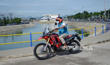 Gubernur Jawa Barat Ridwan Kamil meninjau melewati Kolam Retensi Cieunteung, saat kunjungan Ke Sektor VI DAS Citarum bersama Forkopimda, di Bojongsoang, Kabupaten Bandung, Rabu (13/1). Hasil kerja keras satgas Citarum Harum dan semua pihak terkait, kualitas air Sungai Citarum pada 2021 terus membaik dan dampak banjir pun bisa diminimalisir. Jika pada 2018 Citarum berstatus tercemar berat, maka tahun ini Citarum berstatus tercemar ringan sehingga ikan pun bisa hidup. 