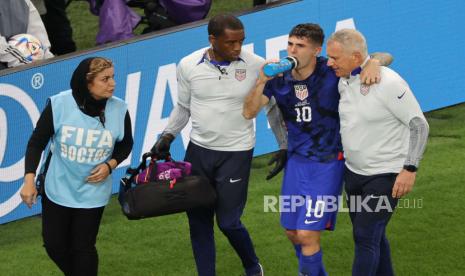 Tim medis AS membantu Christian Pulisic setelah kontak tubuh dengan kiper Iran saat mencetak gol 0-1 selama pertandingan sepak bola grup B Piala Dunia 2022 antara Iran dan AS di Stadion Al Thumama di Doha, Qatar, 29 November 2022 .