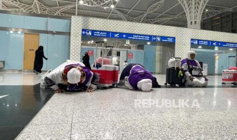  Jamaah haji asal kelompok terbang (kloter) 5 Embarkasi Makassar (UPG-05) langsung sujud syukur saat tiba di Bandara Amir Muhammad Bin Abdul Aziz (AMMA) di Madinah, Arab Saudi, Kamis (16/5/2024) pukul 04.02 Waktu Arab Saudi (WAS). Sujud syukur dilakukan sebagai terima kasih karena pesawat yang membawa mereka sempat terbakar saat berangkat dari Indonesia menuju Madinah. 