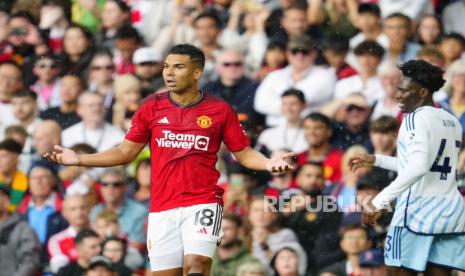 Gelandang Manchester United Casemiro (kiri).