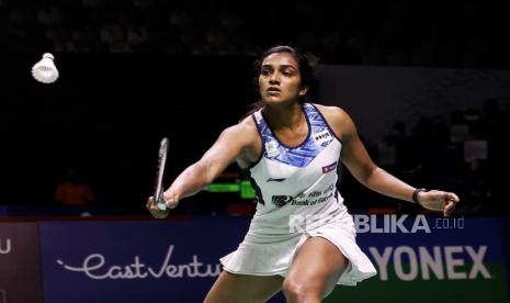 Pusarla V. Sindhu dari India bertanding melawan He Bing Jiao dari China dalam pertandingan tunggal putri di Turnamen Bulu Tangkis East Ventures Indonesia Open 2022 di Jakarta, Indonesia, Selasa (14/6/2022).