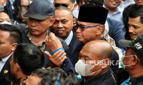 Pimpinan Ponpes Al Zaytun Panji Gumilang tiba untuk memenuhi panggilan penyidik Bareskrim Polri di Gedung Bareskrim Polri, Jakarta, Senin (3/7/2023). Panji diperiksa Dittipidum Bareskrim Polri untuk dimintai klarifikasi dalam rangka penyelidikan terkait kasus dugaan penistaan agama yang dilaporkan Ketua Umum DPP Forum Advokat Pembela Pancasila M Ihsan Tanjung.