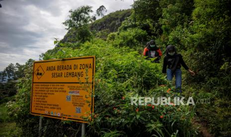 Wisatawan menuruni Gunung Batu yang merupakan bagian dari Sesar Lembang di Pasirwangi, Lembang, Kabupaten Bandung Barat, Jawa Barat, Ahad (7/3). Peneliti Geoteknologi LIPI Mudrik R Daryono mengatakan Sesar Lembang diprediksi berada pada fase batas akhir siklus terjadinya gempa bumi usai 