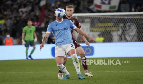 Sergej Milinkovic-Savic dari Lazio, kiri, dan Lyanco dari Torino berebut bola dalam pertandingan sepak bola Serie A antara Lazio dan Torino, di Stadion Olimpiade Roma, Sabtu, 16 April 2022.