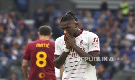 Pemain AC Milan Rafael Leao bereaksi setelah kehilangan peluang mencetak gol pada  pertandingan sepak bola Serie A antara Roma dan AC Milan, di stadion Olimpiade Roma, Sabtu (29/4/2023). 