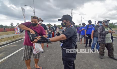 Sejumlah penonton antre memasuki tribun untuk menonton balapan WSBK 2021 di gerbang barat Pertamina Mandalika International Street Circuit di KEK Mandalika, Desa Kuta, Kecamatan Pujut, Praya, Lombok Tengah, NTB. Polda NTB meringkus delapan orang terduga pencuri yang beraksi selama gelaran World Superbike (WSBK) 2021, tiga di antaranya adalah satu keluarga.