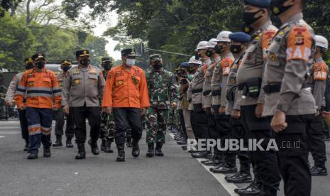 Gubernur Jawa Barat Ridwan Kamil (ketiga kiri) didampingi Pangdam III Siliwangi Mayjen TNI Agus Subiyanto (keempat kiri), Wakapolda Jabar Brigjen Pol Eddy Sumitro Tambunan (kedua kiri) dan Kepala BPBD Jabar Dani Ramdan (kiri) meninjau kesiapan pasukan saat apel siaga bencana. (Ilustrasi)