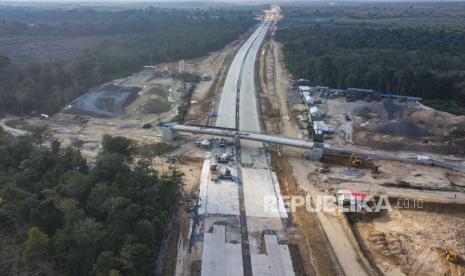 Foto udara pembangunan jalan tol Bayung Lencir - Tempino (Baleno) Seksi 3 di Sungai Landai, Muaro Jambi, Jambi, Jumat (19/4/2024). Menteri Pekerjaan Umum dan Perumahan Rakyat (PUPR) Basuki Hadimuljono menyebutkan progres pembangunan jalan penghubung Jambi dengan Sumatera Selatan sepanjang 33 kilometer itu telah mencapai 80 persen dan ditargetkan rampung pada Juli 2024. 