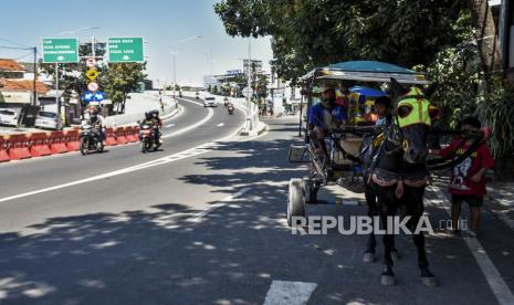 Pengendara melintas di jalan layang (Flyover) yang menghubungkan Jalan Pelajar Pejuang dan Jalan Laswi di Jalan Laswi, Kota Bandung, Kamis (22/4). Gubernur Jawa Barat Ridwan Kamil meresmikan dua jalan layang (Flyover) di Kota Bandung yakni Flyover Jalan Laswi - Jalan Pelajar Pejuang dan Flyover Jalan Jakarta - Jalan Supratman yang diharapkan mampu membantu mengurai kemacetan yang kerap terjadi di kawasan tersebut. Foto: Republika/Abdan Syakura