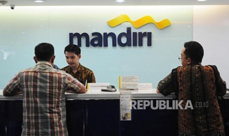 Petugas melayani nasabah di Bank Mandiri KC Pasar Rebo, Jakarta, Rabu (20/6).