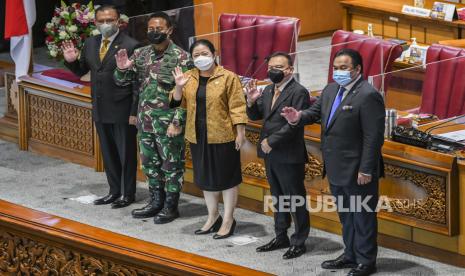 Ketua DPR Puan Maharani (tengah) bersama Wakil Ketua DPR Lodewijk F. Paulus (kiri), Sufmi Dasco Ahmad (kedua kanan), Rachmat Gobel (kanan) serta Calon Panglima TNI Jenderal TNI Andika Perkasa (kedua kiri) berfoto bersama usai sidang paripurna di kompleks Parlemen, Jakarta, Senin (8/11/2021). DPR menyepakati penetapan Jenderal TNI Andika Perkasa sebagai Panglima TNI setelah melalui uji kepatutan dan kelayakan di Komisi I DPR. 