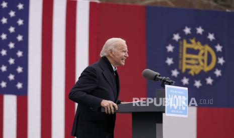 Presiden terpilih Joe Biden berbicara pada rapat umum untuk kandidat Demokrat Georgia untuk Senat AS Raphael Warnock dan Jon Ossoff, Selasa, 15 Desember 2020, di Atlanta.