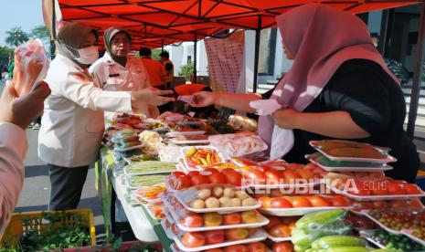 Warga berbelanja dalam kegiatan Gerakan Pangan Murah yang diigelar Pemkot Bandung bersama Badan Pangan Nasional (Bapanas), Seskoad, dan pihak terkait lainnya di Lapangan Seskoad, Jalan Gatot Subroto, 