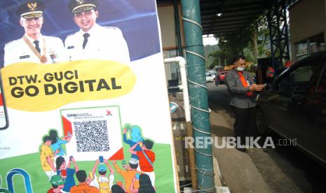 Petugas memberikan melayani pembayaran tiket elektronik usai peluncuran dan implementasi QR Code Indonesian Standard (QRIS) di Obyek Wisata Guci, Kabupaten Tegal, Jawa Tengah, Senin (15/3/2021). Peluncuran QRIS oleh Bank Indonesia dan Pemerintah Kabupaten Tegal menjadi salah satu implementasi Visi Sistem Pembayaran Indonesia (SPI) 2025 yang bertujuan untuk mendorong efisiensi transaksi, mempercepat inklusi keuangan, memajukan UMKM dan mendorong pertumbuhan ekonomi.