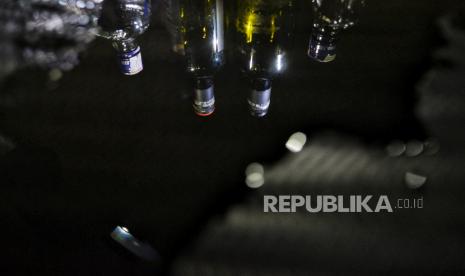 Ilustrasi Miras. Satuan Polisi Pamong Praja Kabupaten Sleman, Daerah Istimewa Yogyakarta, bersama tim gabungan dari Polresta dan Penyidik Pegawai Negeri Sipil Sleman menyita sebanyak 232 botol minuman beralkohol dari tiga toko yang menjual secara ilegal.