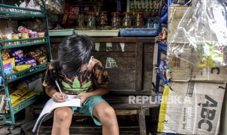 Bupati OKU Putuskan Tunda Belajar Tatap Muka. Murid SMP mengerjakan tugas yang diberikan oleh relawan saat bimbingan belajar. Ilustrasi