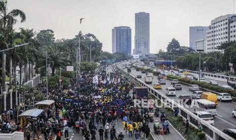 Sejumlah massa aksi dari Badan Eksekutif Mahasiswa Seluruh Indonesia (BEM SI) melaksanakan demonstrasi di depan Gedung DPR, Jakarta, Senin (11/4/2022). Pada aksi tersebut BEM SI menuntut agar DPR mendengar dan menjemput aspirasi rakyat, mendesak anggota parlemen secara tegas menolak penundaan pemiulu 2024 atau jabatan presiden tiga periode, serta mendesak wakil rakyat agar menyampaikan kajian disertasi 18 tuntutan mahasiswa kepada presiden Joko Widodo. Republika/Putra M. Akbar