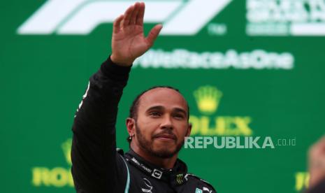 Pembalap Formula Satu Inggris Lewis Hamilton dari Mercedes-AMG Petronas bereaksi setelah sesi kualifikasi Grand Prix Formula Satu Turki di sirkuit Intercity Istanbul Park di Istanbul, Turki, 09 Oktober 2021.