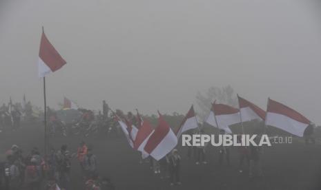 Ilustrasi: Forum Komunikasi Pecinta Alam Tasikmalaya (FKPAT) mengibarkan bendera Merah Putih di Bibir Kawah Gunung Galunggung, Kabupaten Tasikmalaya, Jawa Barat, Rabu (17/8/2022). 