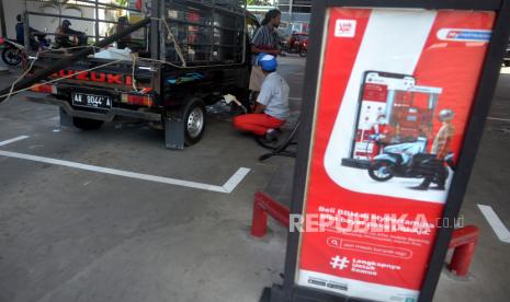 Petugas mengisi bahan bakar minyak (BBM) Pertalite di SPBU Pertamina Retail, Yogyakarta, Rabu (28/6/2022). Mulai 1 Juli mendatang kawasan Yogyakarta menjadi salah satu lokasi uji coba penjualan BBM subsidi Pertalite dan Solar melalui aplikasi Mypertamina. Namun, pembelian BBM melalui sistem aplikasi MyPertamina tidak diperuntukan untuk kendaraan roda dua atau motor. Uji coba ini hanya menyasar kendaraan roda empat atau lebih.