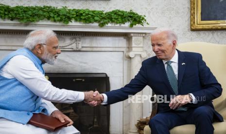 Presiden AS Joe Biden (kanan) berjabat tangan dengan Perdana Menteri India Narendra Modi selama pertemuan di Oval Office Gedung Putih di Washington, DC, AS, 22 Juni 2023. Para pemimpin AS dan India akan mengumumkan serangkaian pertahanan dan komersial kesepakatan yang dirancang untuk meningkatkan hubungan militer dan ekonomi antara negara mereka selama kunjungan kenegaraan Modi, kata pejabat senior AS.