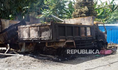 Satu unit truk hangus terbakar akibat kerusuhan massa di Wamena, Papua, Jumat (24/2/2023). Kapolda Papua Irjen Mathius D. Fakhiri menyebutkan kerusuhan yang dipicu isu penculikan anak tersebut mengakibatkan 10 orang tewas, puluhan orang luka-luka, dan belasan bangunan serta kendaraan bermotor hangus terbakar.  