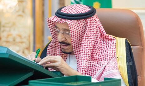 Foto selebaran yang disediakan oleh Pengadilan Kerajaan Saudi menunjukkan Raja Saudi Salman bin Abdulaziz Al Saud. Raja Salman Bahas Dampak Penyerbuan Masjid Al Aqsa