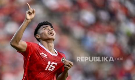 Pesepak bola timnas Indonesia U-22 Muhammad Ferarri melakukan selebrasi usai mencetak gol ke gawang Vietnam pada pertandingan babak semifinal SEA Games 2023 di National Olympic Stadium, Phnom Penh, Kamboja, Sabtu (13/5/2023). Timnas Indonesia U-22 lolos ke babak final usai mengalahkan tim sepak bola Vietnam dengan skor 3-2. 