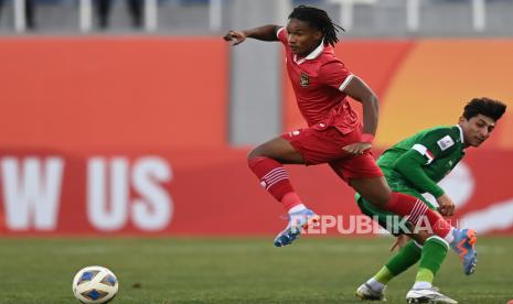 Pemain Timnas U-20 Indonesia Ronaldo Joybera Junior menggiring bola melewati pemain Timnas U-20 Irak Ali Jasim dalam kualifikasi Grup A Piala Asia U-20 di Stadion Lokomotiv, Tashkent, Uzbekistan, Rabu (1/3/2023). 