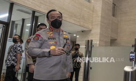 Kadiv Humas Polri Irjen Pol Dedi Prasetyo bersiap memberikan keterangan pers tentang pemeriksaan tersangka Putri Candrawathi dalam kasus dugaan pembunuhan berencana terhadap Brigadir Nopryansah Yosua Hutabarat di rumah dinas mantan Kadiv Propam Polri Irjen Pol Ferdy Sambo, di Bareskrim, Mabes Polri, Jakarta, Jumat (26/8/2022). Dalam keterangannya Putri Candrawathi akan diperiksa kembali dengan pemeriksaan konfrontir pada Rabu, 31 Agustus mendatang. 