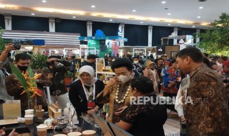 Ketua Dekranasda DIY, GKR Hemas, berfoto bersama istri Menparekraf, Nur Asia Uno di rangkaian kegiatan Asean Tourism Forum (ATF) 2023 di Jogja Expo Center,  Kamis (2/2/2023).  