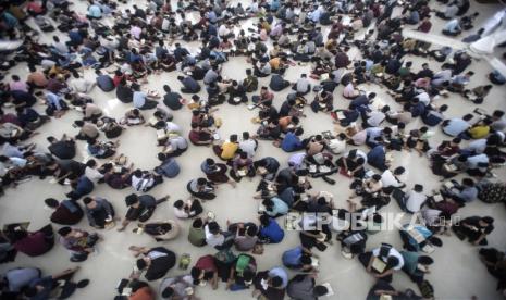 Sejumlah santri membaca Al Quran saat tadarus massal awal Ramadhan 1445 H di Pondok Pesantren Ar-Raudhatul Hasanah, Medan, Sumatera Utara, Selasa (12/3/2024). Kegiatan yang rutin digelar saat bulan suci Ramadhan itu diikuti sekitar 1.400 santri.