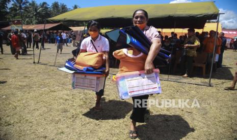 Warga yang terdampak erupsi Gunung Ibu membawa paket bantuan di Posko Pengungsian, Desa Gam Ici, Kabupaten Halmahera Barat, Maluku Utara, Kamis (30/5/2024). BNPB menyalurkan ratusan paket bantuan berupa hygiene kit, matras, selimut, makan ringan dan sejumlah perlengkapan lainya guna meringankan beban kepada warga yang terdampak sekaligus mempercepat penanganan bencana erupsi Gunung Ibu di daerah itu. 