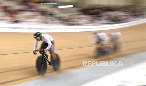 Tim Putra Japan melaju di jalur velodrome pada ajang Kejuaraan balap sepeda dunia UCI Track Nations Cup di Jakarta International Velodrome in Jakarta, Indonesia, Jumat 24/2/2023. - 