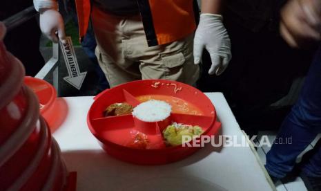 Unit Reskrim Polsek Batununggal bersama Inafis Polrestabes Bandung melakukan olah tempat kejadian perkara (tkp) pada perusahaan garmen di Kota Bandung terkait puluhan karyawan yang diduga mengalami keracunan makanan, Jumat (21/7/2023). 