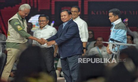 Capres nomor urut 3 Ganjar Pranowo berjabat tangan dengan Capres nomor urut 2 Prabowo Subianto usai Debat Keempat Pilpres 2024 di Jakarta Convention Center (JCC), Jakarta, Ahad (21/1/2024). Debat Keempat Pilpres 2024 mengangkat tema terkait pembangunan berkelanjutan, sumber daya alam, lingkungan hidup, energi, pangan, agraria, masyarakat adat dan desa.